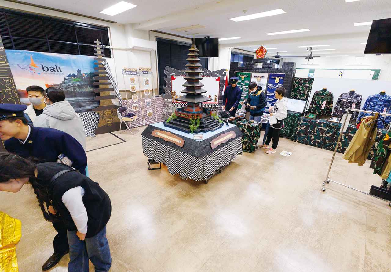 画像: 各国軍の制服や迷彩服も展示されていた