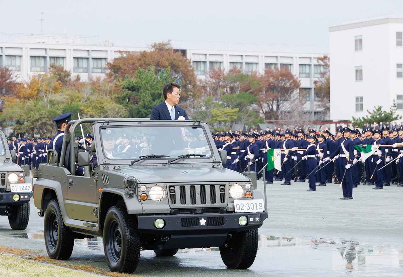 画像: 観閲官として学生を巡閲する宮㟢防衛副大臣