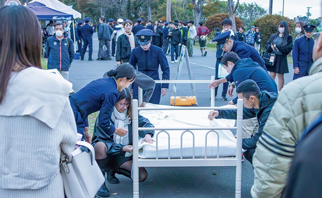 画像: 学生に教えてもらいながらベッドメイキングに挑戦