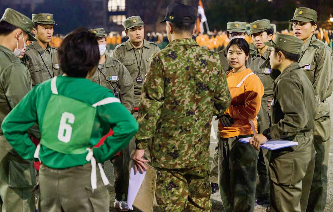画像: 最終セットを終え、両大隊の総長と審判員、教官らが集まり、反則などを確認する