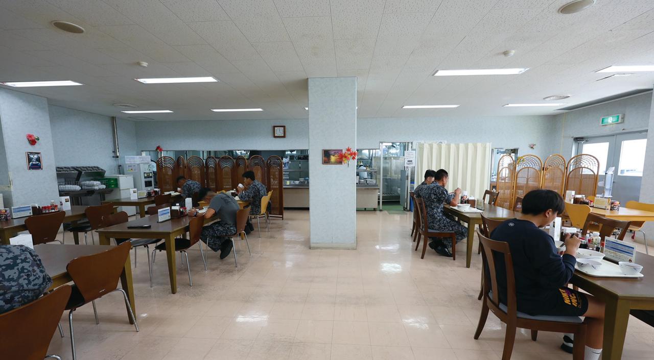 画像: 隊員食堂は、食事を楽しむ場であるとともに、ほかの任務に就く隊員たちと集える場でもあり、いつも温かな空気に包まれているのだとか