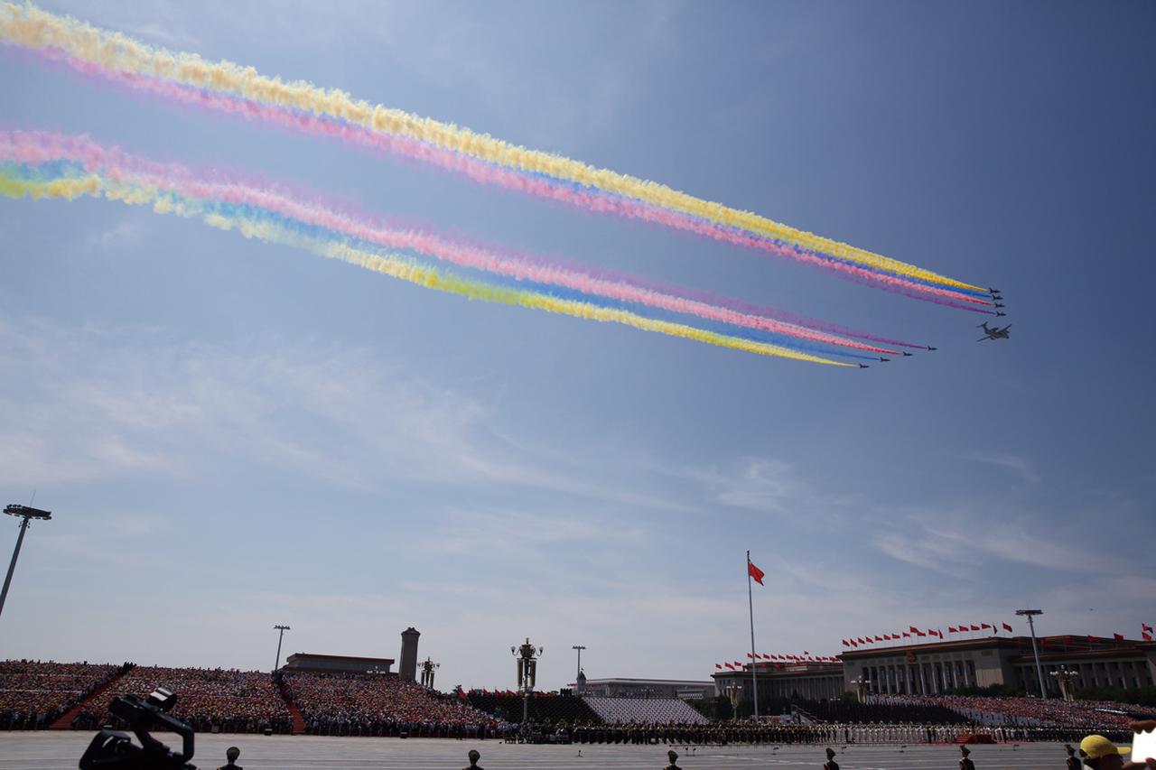 画像: 中国では2025年9月3日、戦争勝利80周年を記念して大規模な軍事パレードが開催された。写真は、15年に実施された戦争勝利70周年記念軍事パレードのもの
