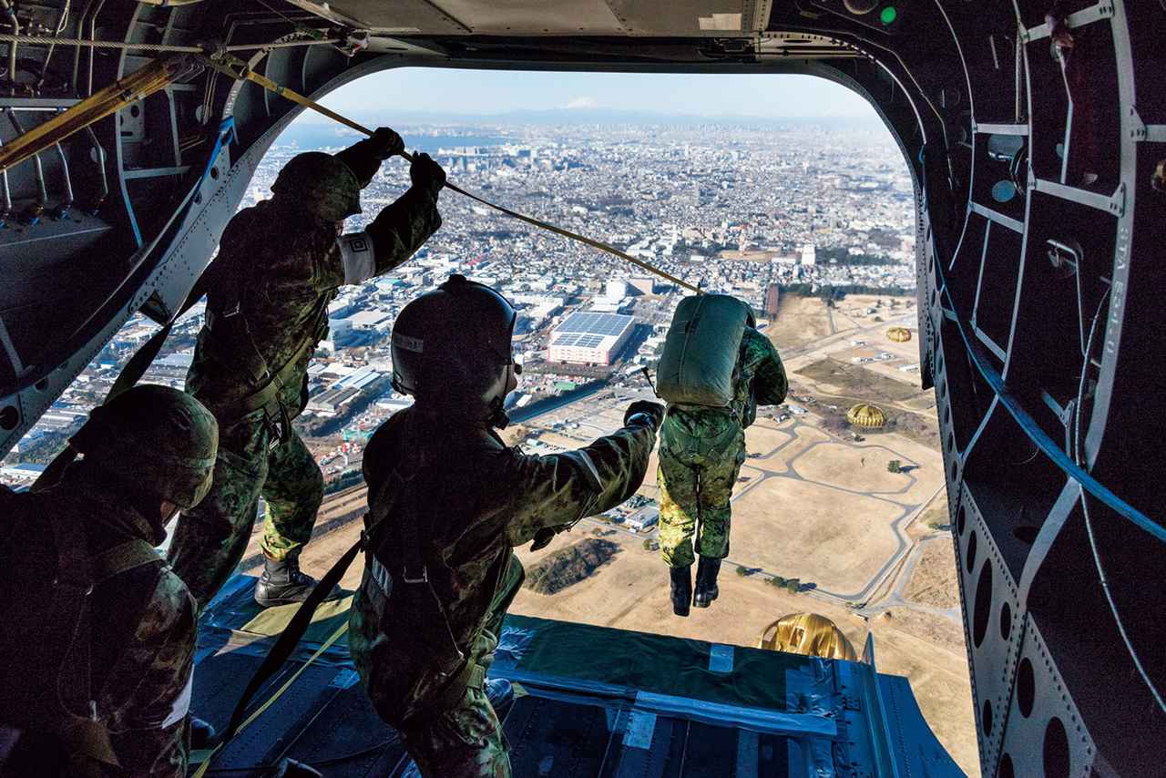 画像: CH-47JAからの落下傘降下訓練。第1空挺団では年間延べ1万回以上の降下訓練が行われる （写真／長尾浩之）