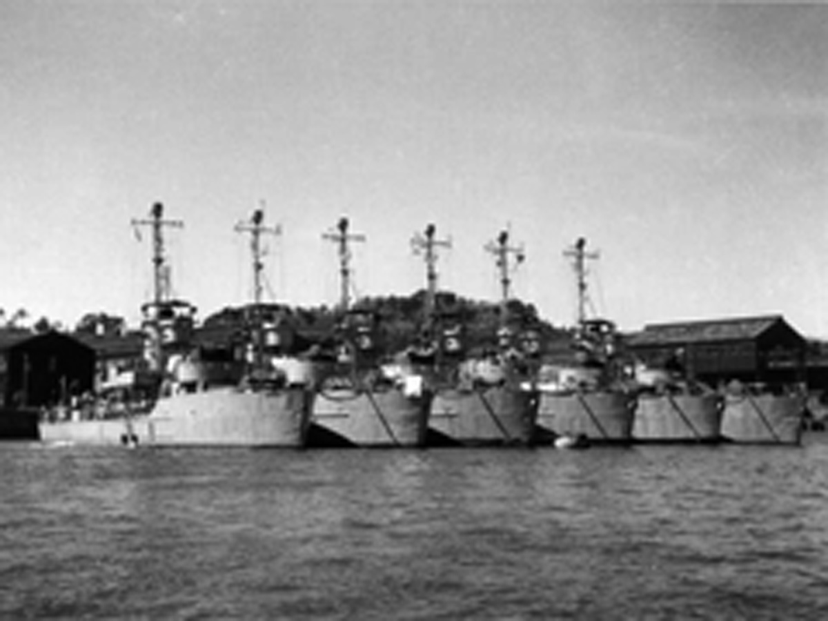 画像: 1952年、海上警備隊発足　自衛艦隊ホームページより（https://www.mod.go.jp/msdf/sf/about/history/index.html）