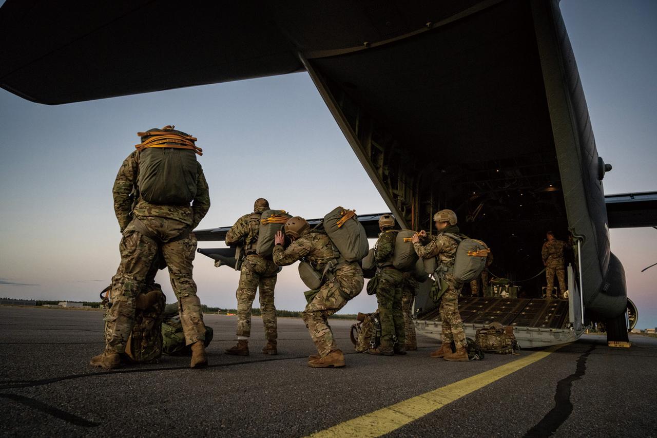 画像: パラシュート降下に向けた装備点検を行う、アメリカ陸軍第10特殊部隊（グリーンベレー）の隊員たち　出典／Defense Visual Information Distribution Service