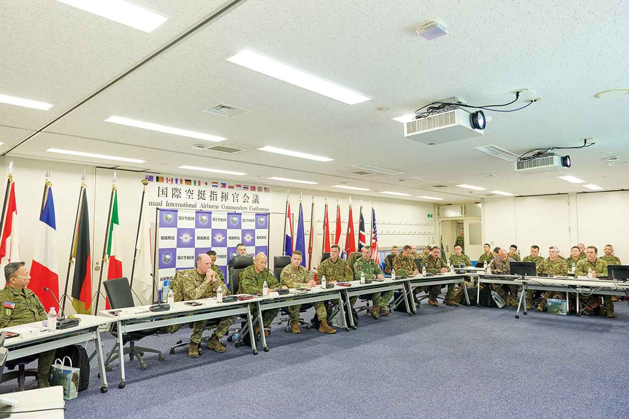 画像: 2026年1月9日に実施された「国際空挺指揮官会議」。世界各地から空てい部隊が集まりさまざまな意見が交換された。参加国は増加傾向で、空てい隊員の“傘の絆”が強固に結ばれている