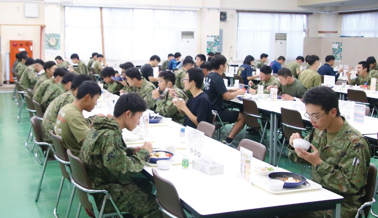 画像: 隊員食堂は約300席と広く、開放的な雰囲気で、日々訓練に励む隊員たちの英気を養う場となっている