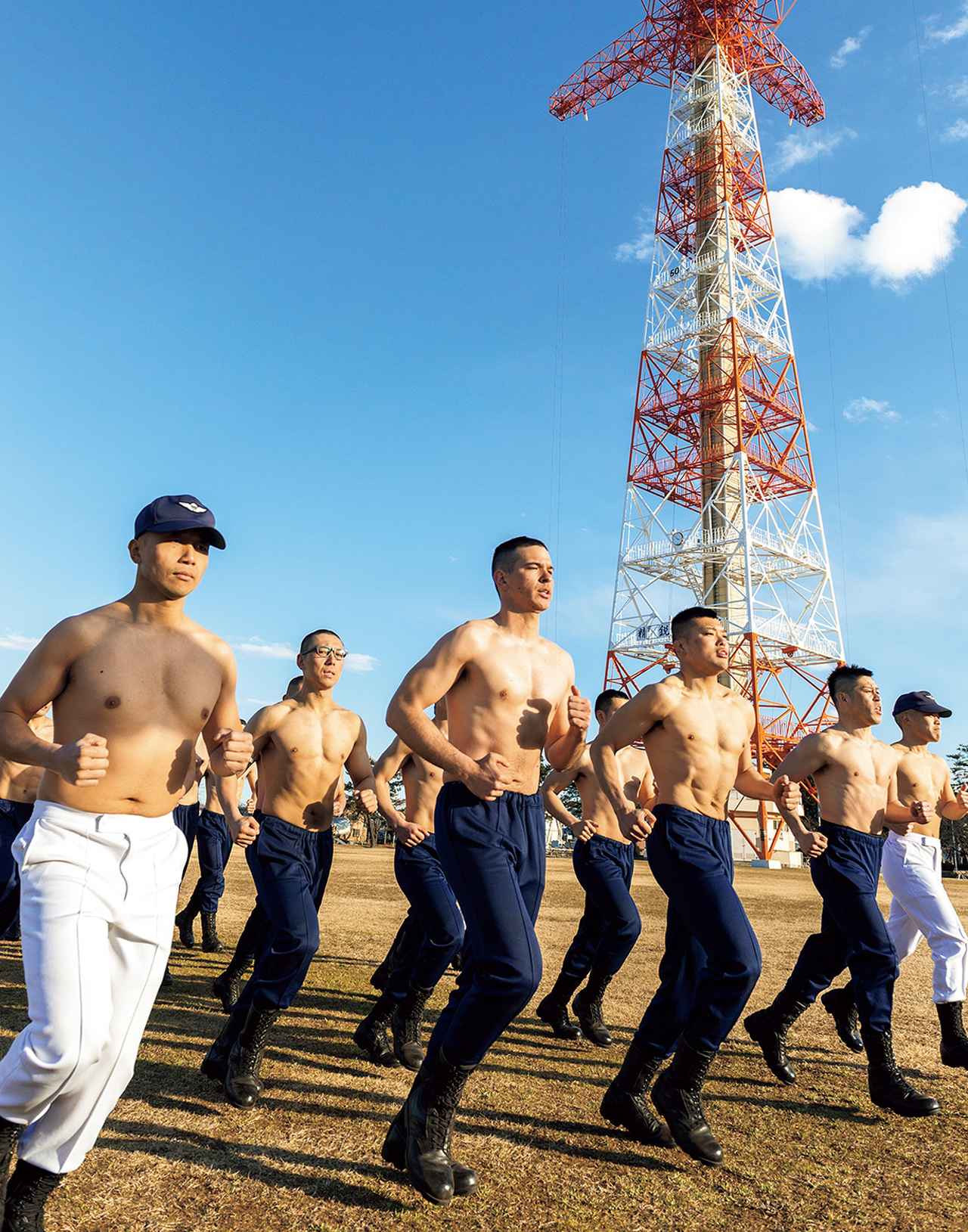 画像: 空挺隊員にとって心身鍛錬は必須だ。隊員たちは上半身裸になって掛け声を出しながら駐屯地を走る （写真／長尾浩之）