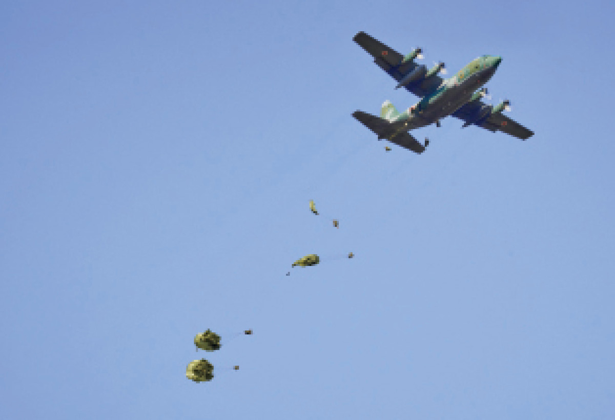 画像: C-130Hから次々と降下する空挺隊員。各機20人ずつ、5機から100人もの隊員が次々と落下傘を着けて大空へ飛び出した