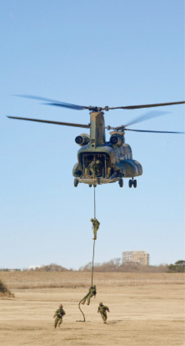 画像: CH-47JAからのロープ降下。自身の手と脚だけで体を支えて降りる「ファストロープ」による降下。落下傘降下が不向きな不整地などに正確かつスピーディーに降りるときなどに行う
