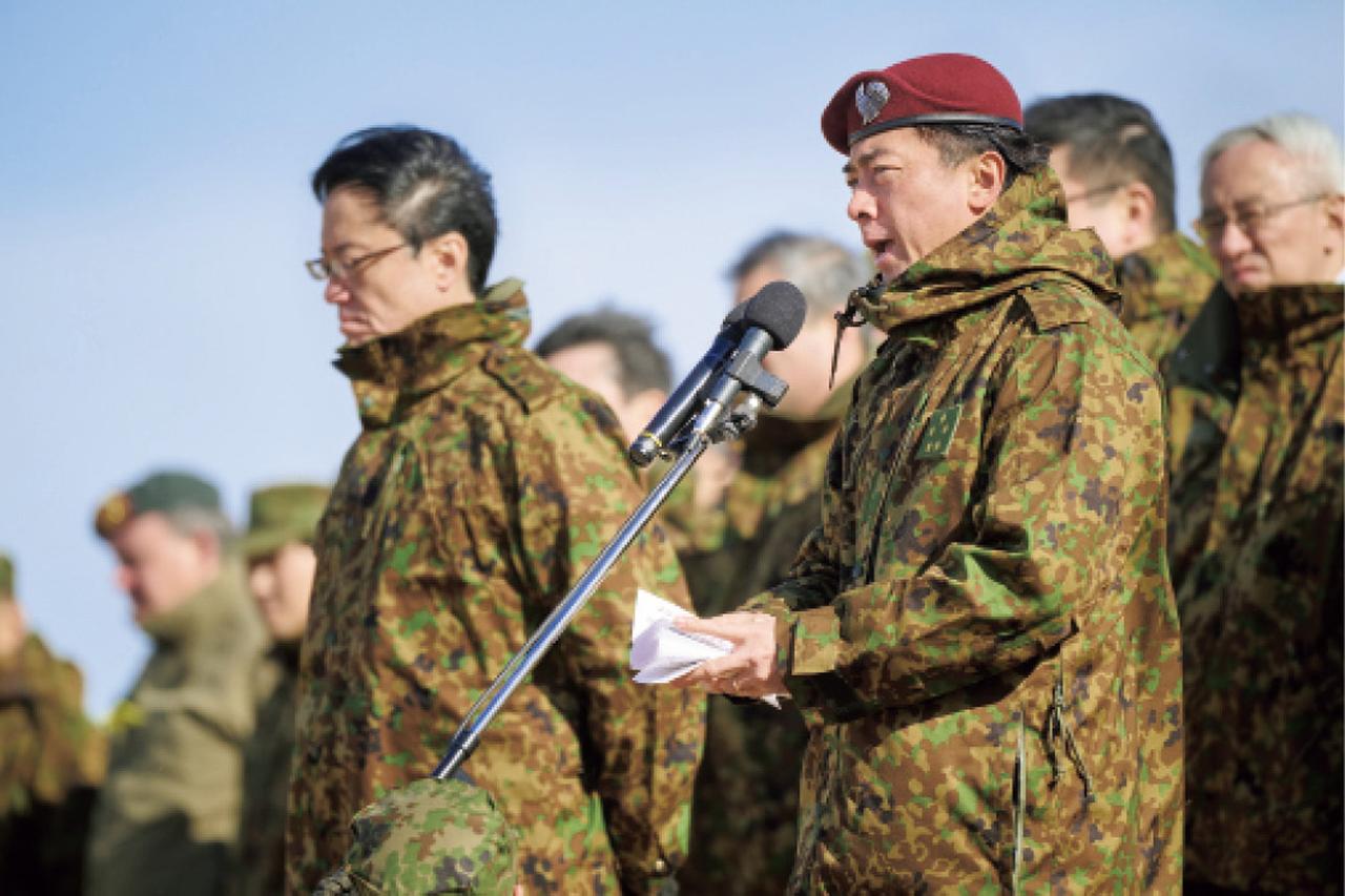 画像: 視察に訪れた小泉防衛大臣。迷彩服に空挺団のマルーン色の帽子を着用。「平和と安定は一国のみでは実現できない」と多国間協調の重要性を語った