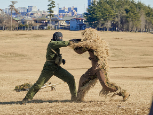 画像: 敵先行部隊との格闘戦。狙撃手と敵偵察要員の近接格闘戦。敵の攻撃をギリギリでかわして反撃。打撃や投げ技などの応酬が展開された
