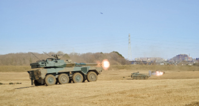 画像: 16式機動戦闘車の火力支援。即応機動連隊の主力装備品である16式機動戦闘車。105ミリ砲の火力と最高時速100キロメートルの機動力で、戦況を優位に導いていく