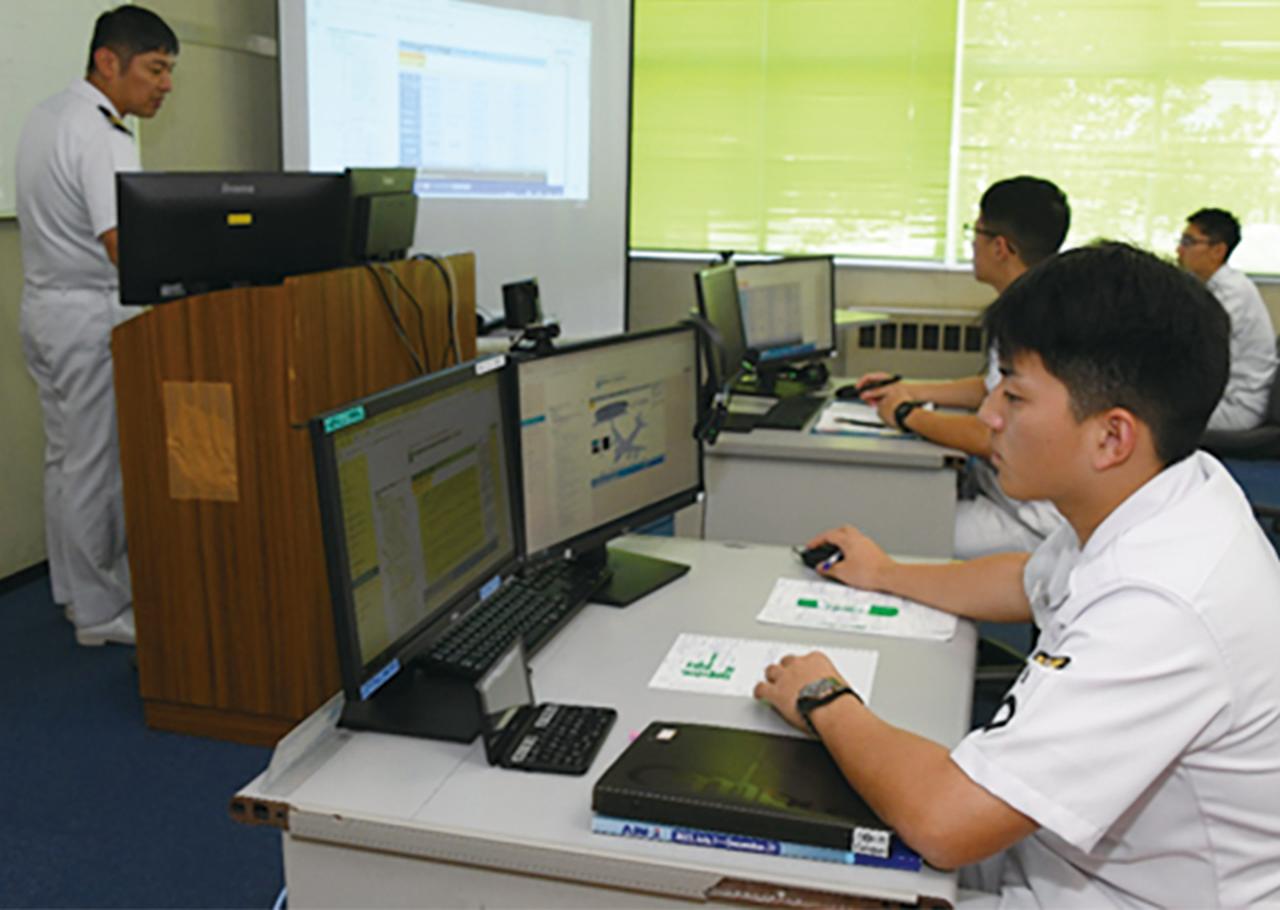 画像: AECを活用し、実機訓練につながる基礎を学ぶ座学。従来の教材よりも高い学習効果が見込まれる