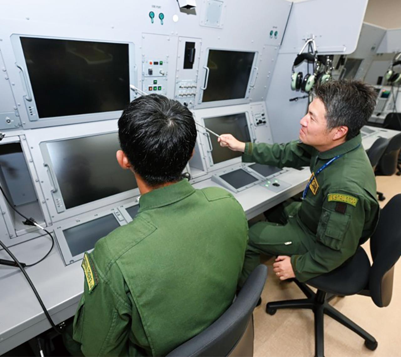 画像: 戦術訓練装置(WTT) より実践的な訓練を行えるWTTでは、担当任務だけではなく、他のクルーとの連携も重要だ。訓練終了後には、教官から細かな指摘が入る(写真提供/防衛省)