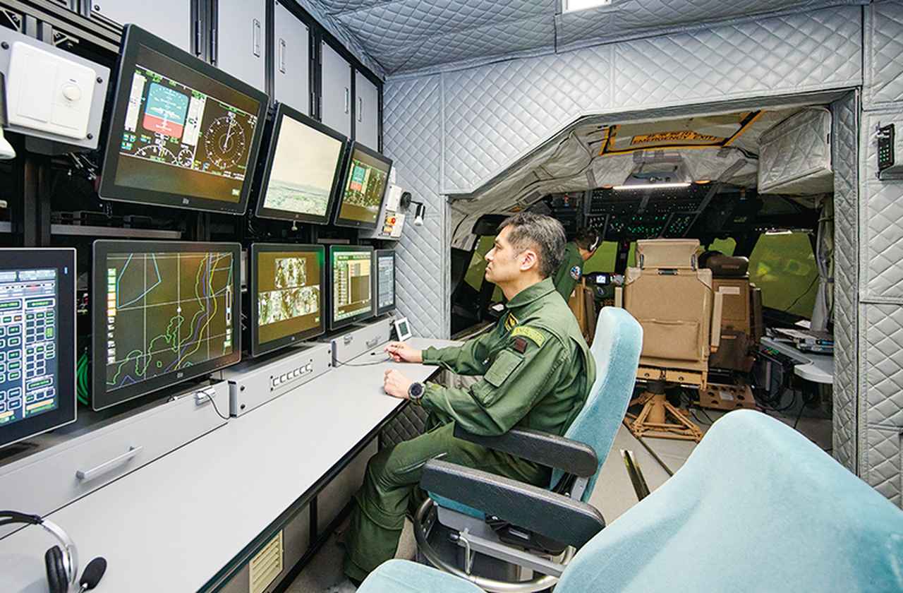 画像: OFTの操縦席後方には、状況を付与する役の教官用のモニターがある。操作の状況をモニタリングしたり、リアルタイムにシミュレートする環境を設定したりできる