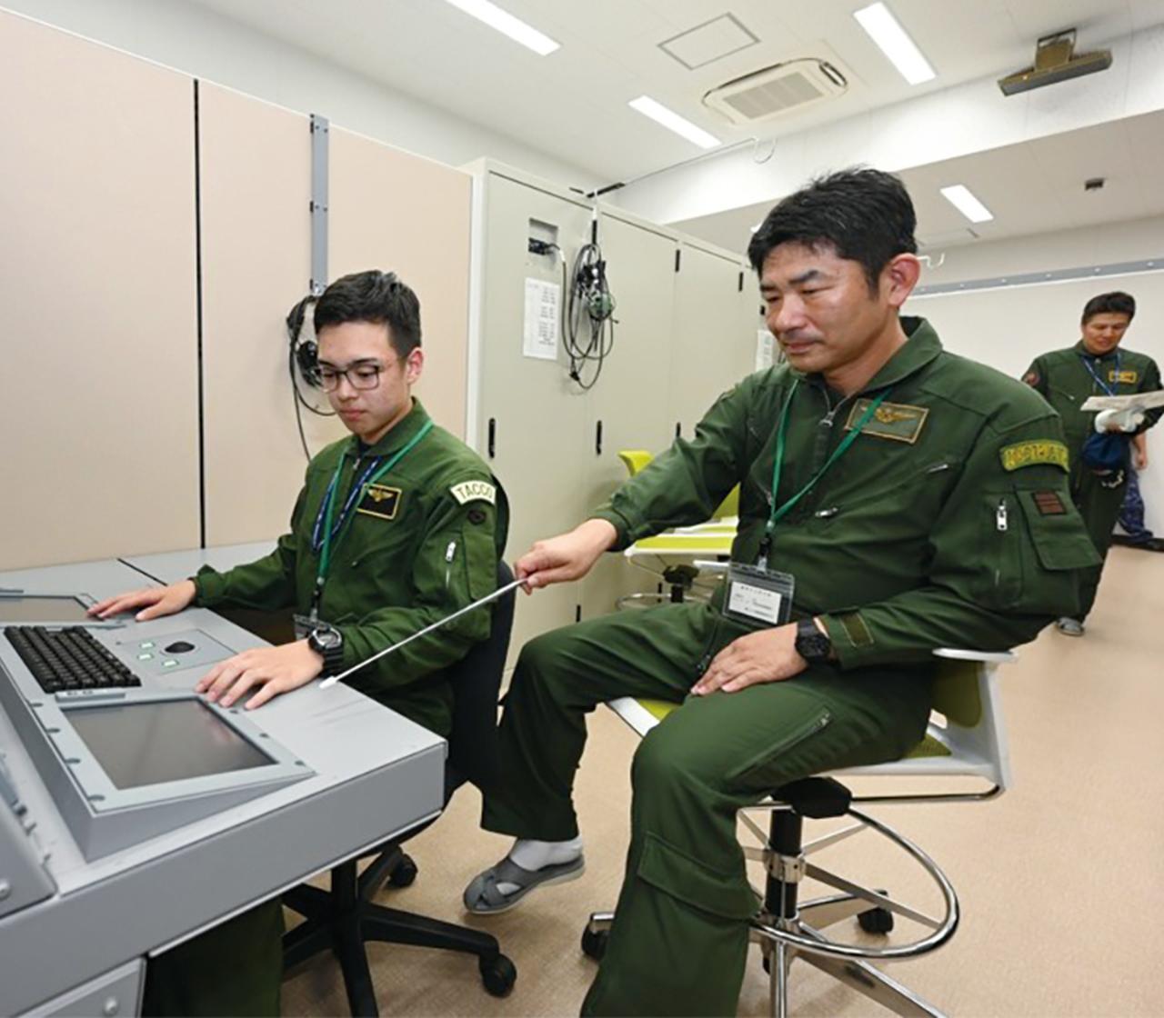画像: 個別訓練装置(PTT) PTTで教官から指導を受ける学生。実機と同じ装置でシミュレーションすることで、実任務同様の訓練成果を見込むことができる(写真提供/防衛省)