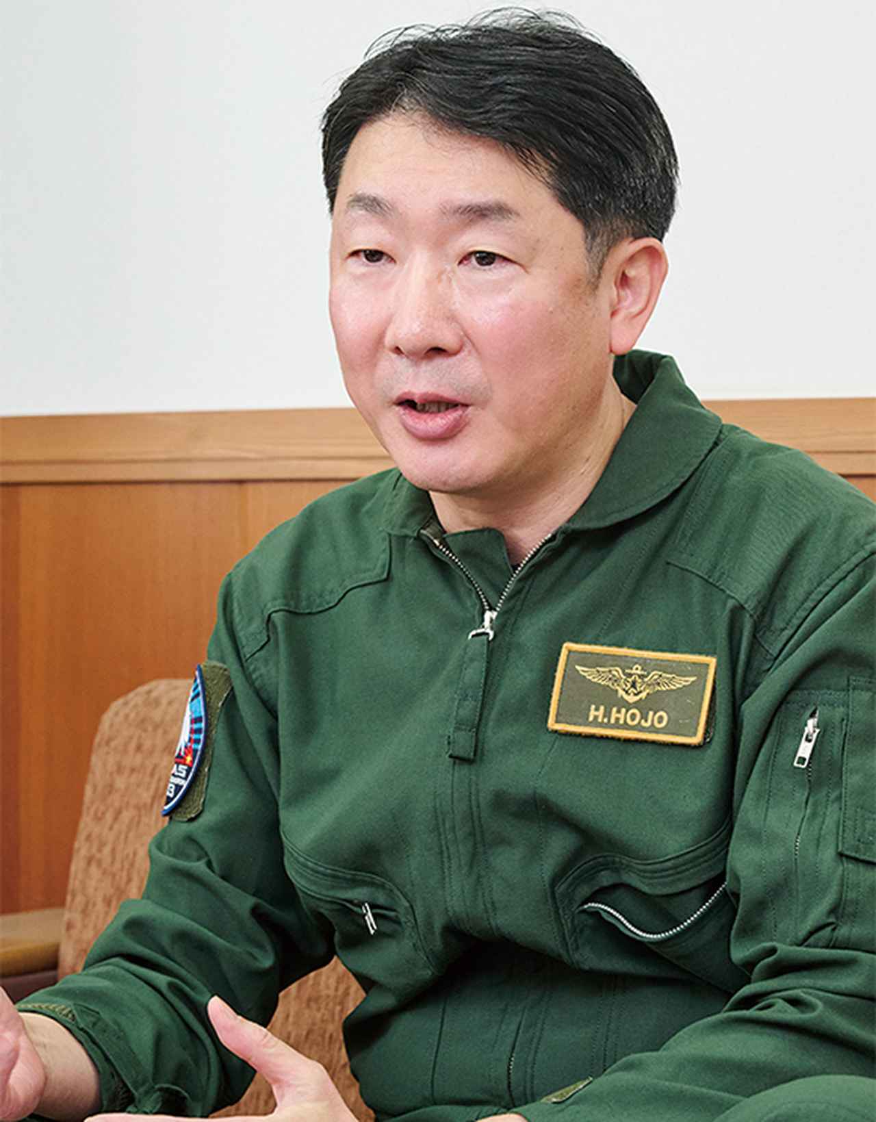 画像: 教育飛行隊長として部隊の教官を束ねる北條2佐。自らもP-1操縦士として部隊勤務経験を持つほか、機種転換の教官経験も