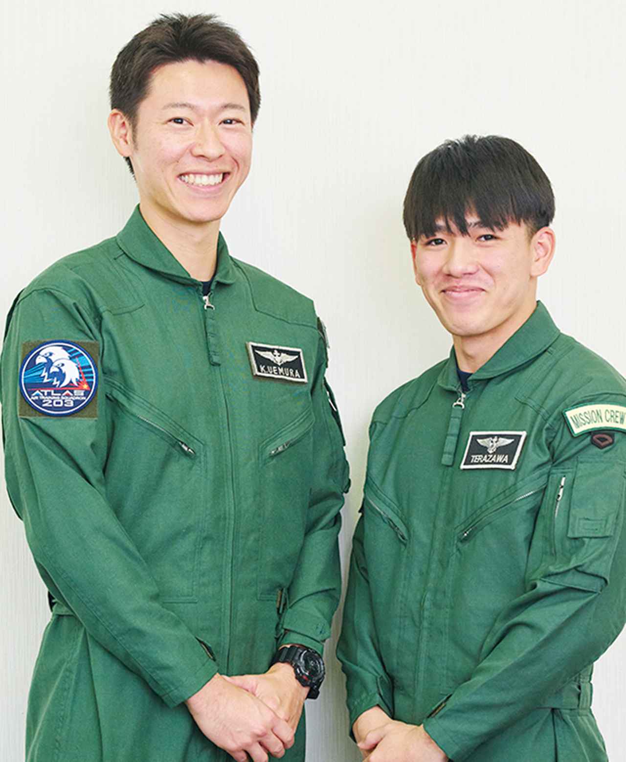 画像: （左）教官・上村2等海曹。指導官付として学生の生活全般も面倒を見る。（右）学生・寺澤3等海曹。教育隊で音響員の仕事を知り、その「職人技」に憧れて志望したという