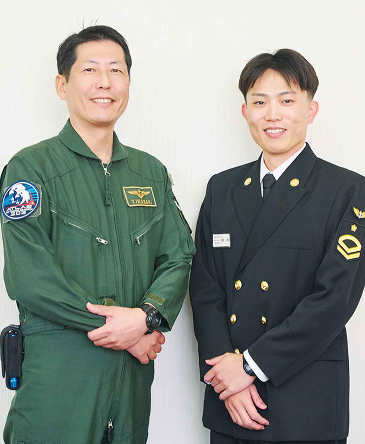 画像: （左）教官・岩崎3等海佐。飛行教育班長、パイロット課程主任を務める。（右）学生・相原2等海曹。航空学生出身、P-1を操縦するのが昔からの夢