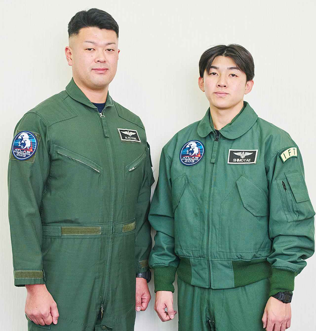 画像: （左）教官・秋山2等海曹。若手教官として学生と積極的に話し心情把握に努める。（右）学生・下八重海士長。実機による飛行訓練の1回1回を大切にして、皆の目標となるクルーを目指している