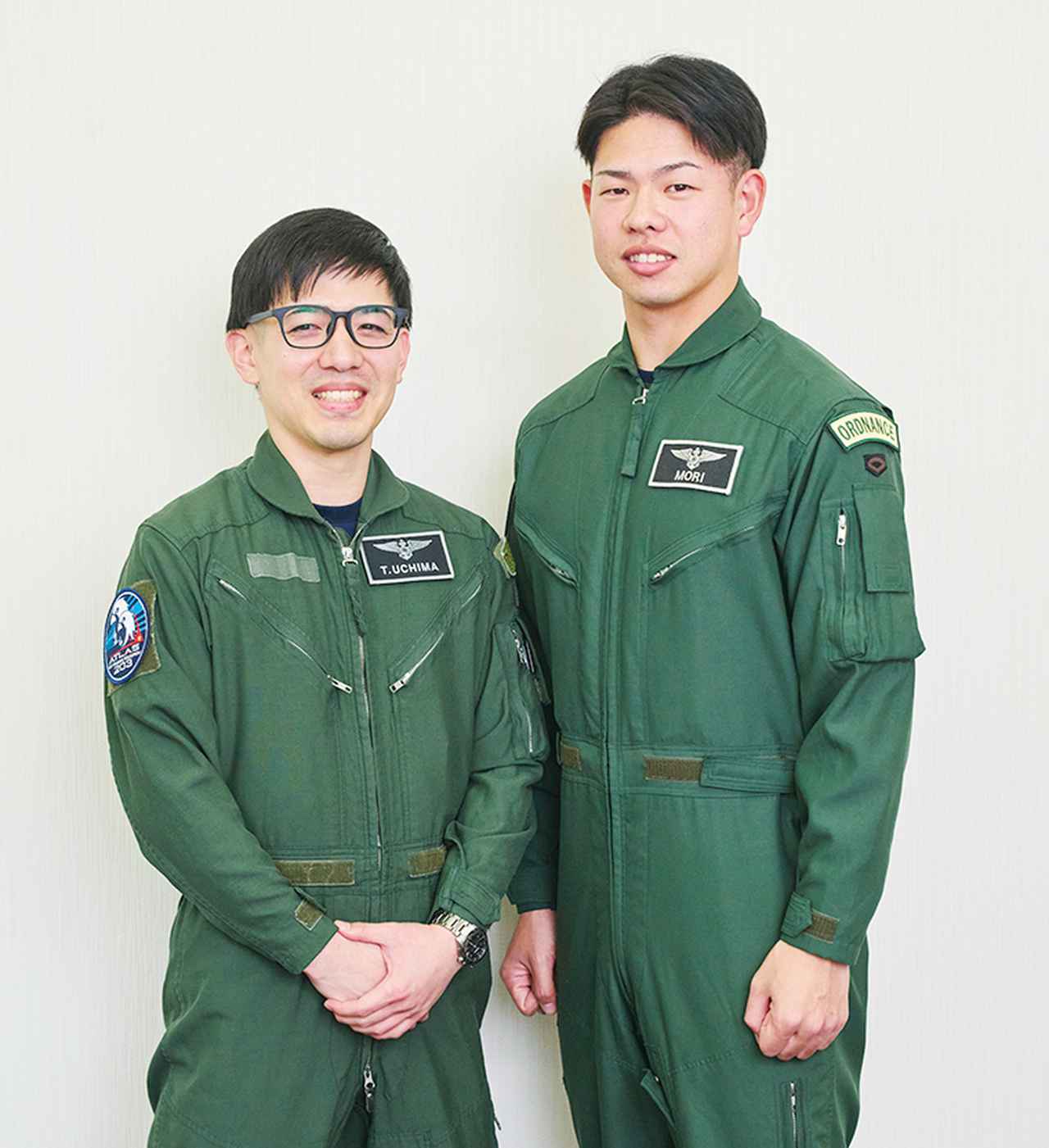 画像: （左）教官・内間3等海曹。学生のフライトに同乗したとき彼らの成長を感じるのが楽しみと語る。（右）学生・森3等海曹。部隊配属後、教官として後輩育成にも携わりたいと将来の目標を話す