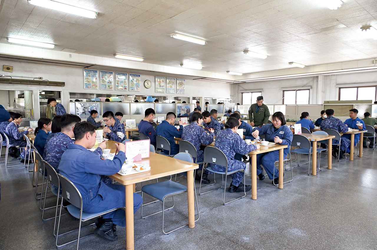 画像: 開隊当時から60年以上使用している隊員食堂は、約80席とやや狭く古いながらも、おいしい食事によって隊員の士気高揚に貢献しているそう