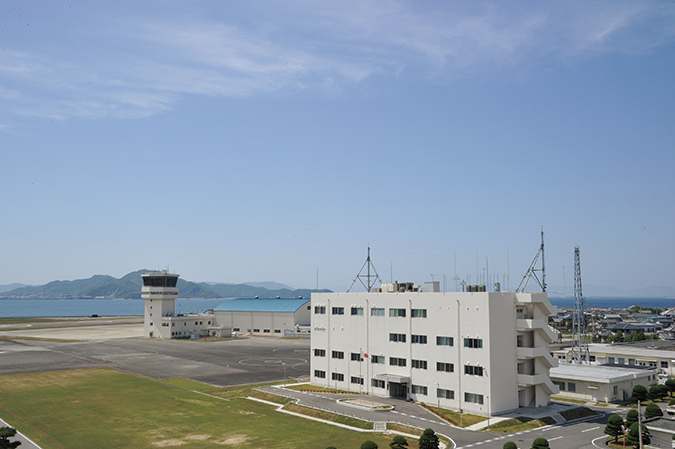 画像: 紀伊水道を臨む小松島航空基地の庁舎と管制塔