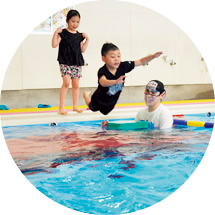画像5: 目指すは10分間浮いていられること!水難事故から子どもを守る「着衣水泳」のレッスンに密着