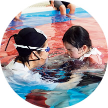 画像2: 目指すは10分間浮いていられること!水難事故から子どもを守る「着衣水泳」のレッスンに密着