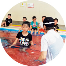 画像1: 目指すは10分間浮いていられること!水難事故から子どもを守る「着衣水泳」のレッスンに密着