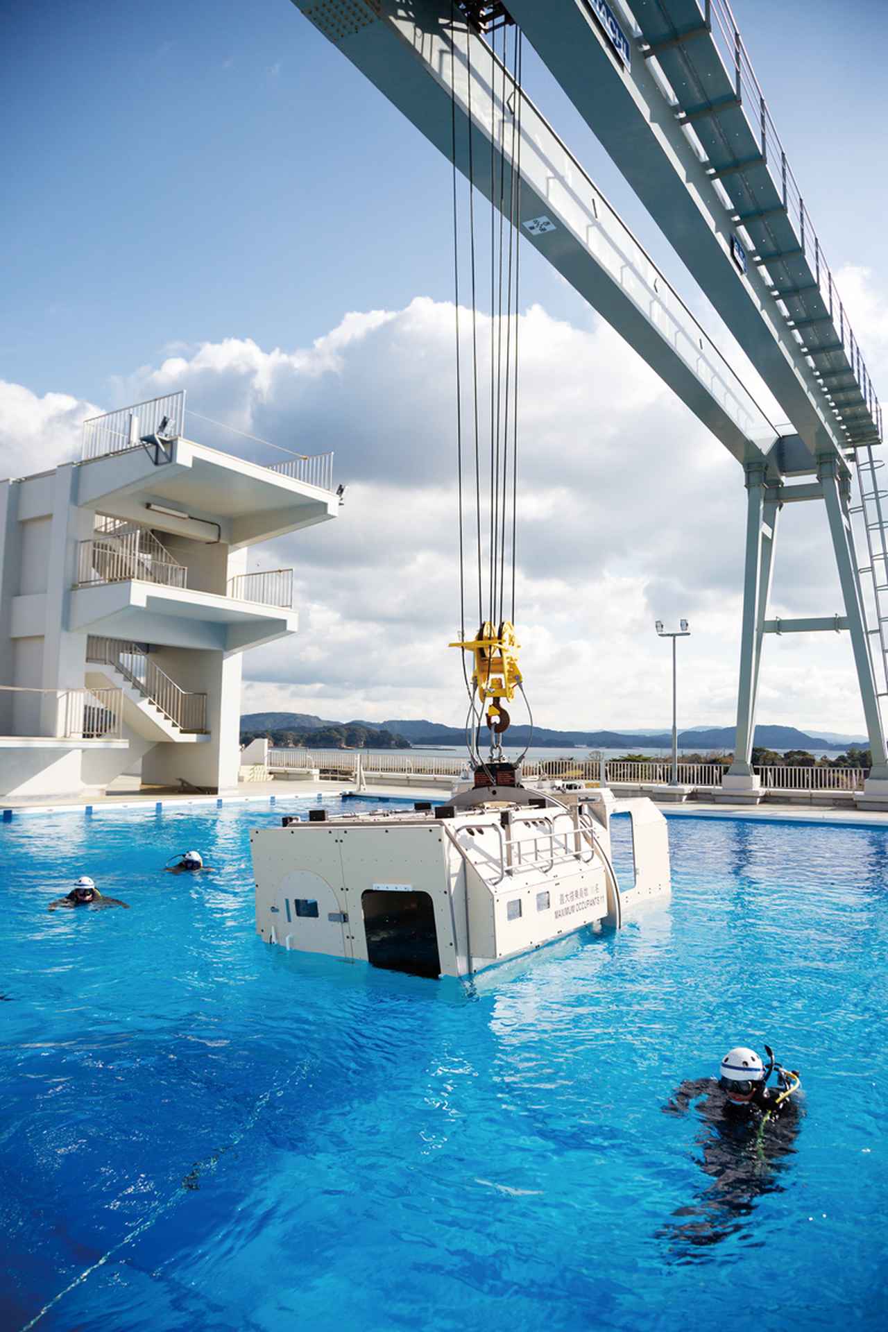 画像: 相浦駐屯地内にある緊急脱出訓練場。AAV7が水没した場合に、乗員が自力で脱出し、泳いで離脱する訓練を行う。潜水員も深さ5メートルのこのプールで潜水訓練を行う(写真/村上淳)