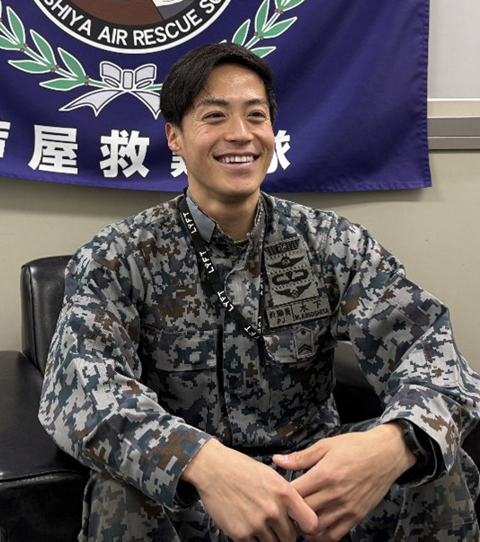 画像: ヘリから降下し着水、泳いで要救助者のもとへ。航空自衛隊「救難員」が人命救助の最後のとりでと呼ばれる理由