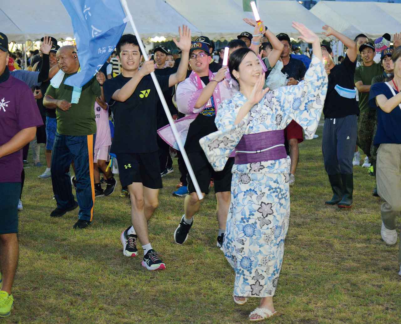 画像: 地域の盆踊り“ふるさと音頭”を参加者で楽しむ