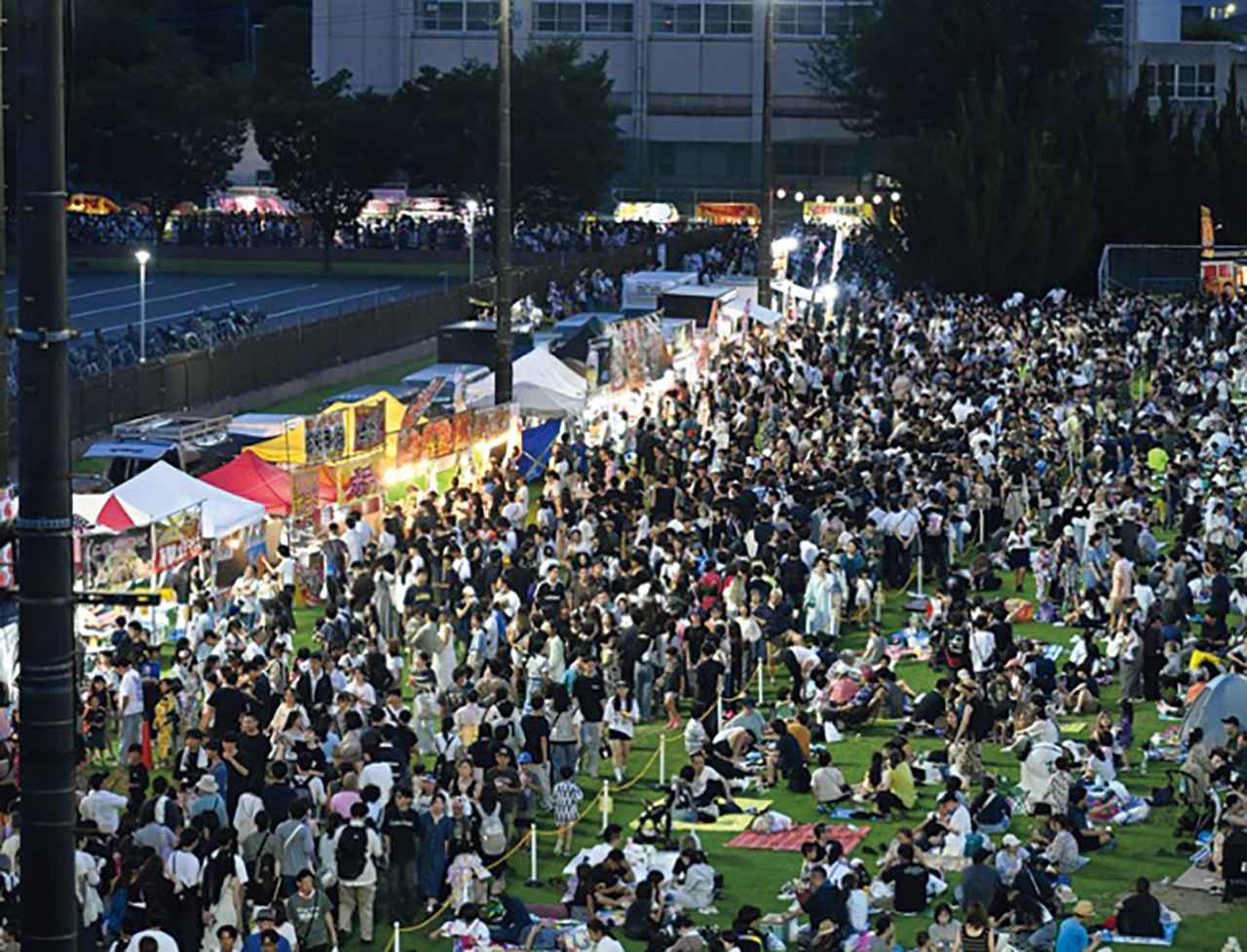 画像: 太鼓演奏や花火で盛り上がる地元の名物イベント