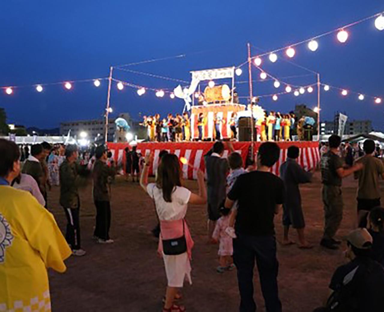画像: 踊りのプロも参加する盆踊り