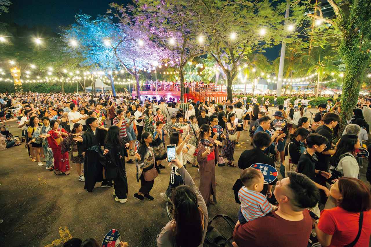 画像: 2025年の盆踊り。近年はたこ焼きやラムネなどの屋台グルメのお店も並ぶ文化交流や体験の場にもなっている（写真提供／クアラルンプール日本人会）