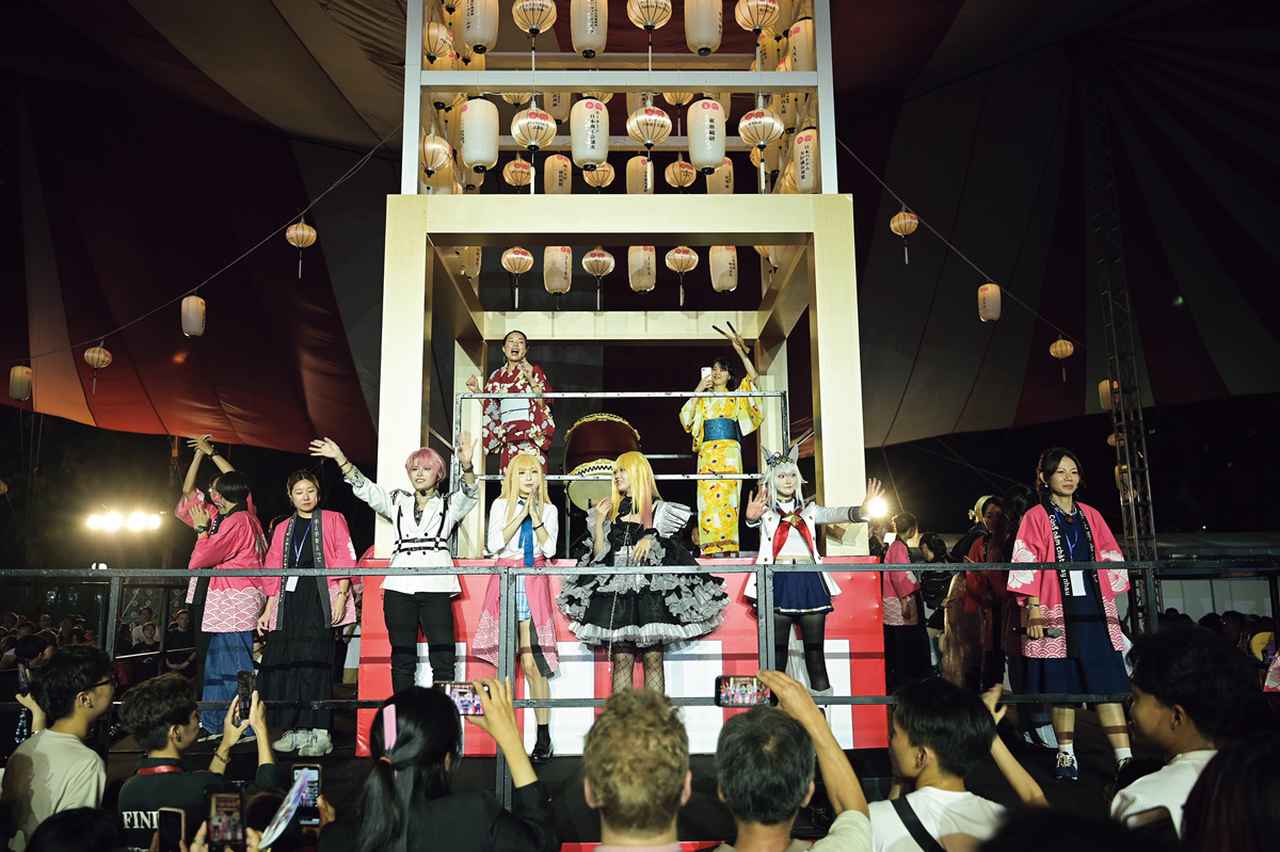 画像: ベトナムでも人気のアニメソングの盆踊りに、来場者は大興奮。中には熱唱する参加者もいて、イベントは大盛況（写真提供／日本盆踊り協会）