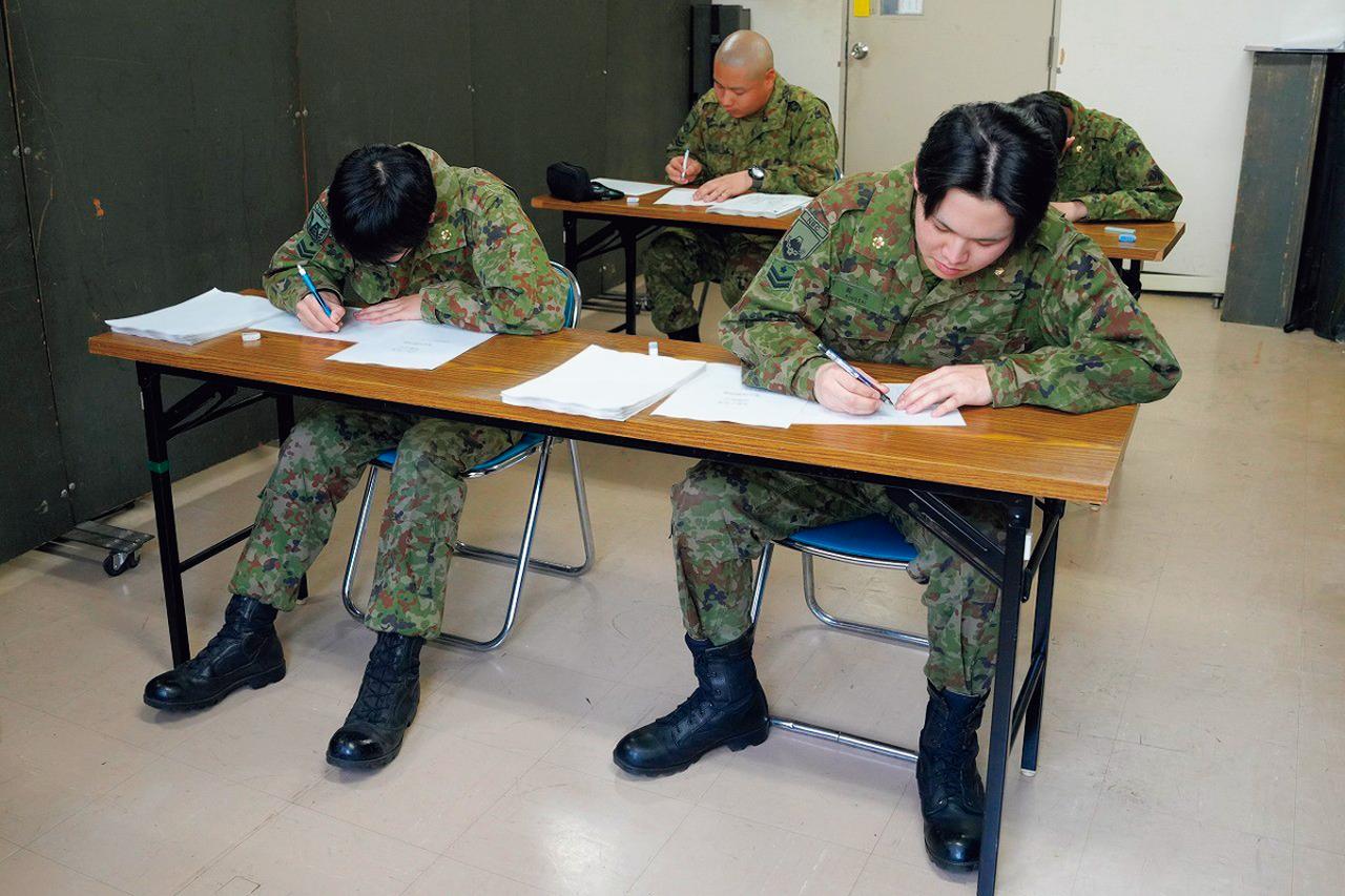 画像: 【約100問におよぶ筆記試験】筆記試験では、CBRNE兵器(注2)の基礎や化学器材を使用する際の安全管理規則、毒劇物の取り扱い法など専門性の高い問題が約100問出題される