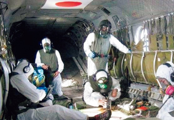 画像: 東日本大震災では、福島第1原子力発電所の事故の対処のために1特防が派遣され、航空機で空中の放射線のモニタリングを実施。その際、隊員たちは放射線から身を守るため、鉛が織り込まれた防護衣を着用した(写真提供/防衛省)
