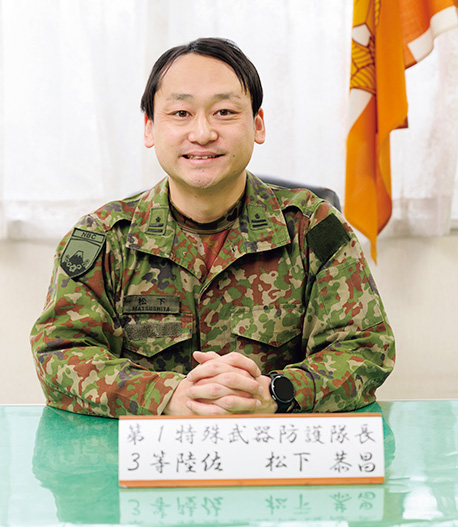 画像: 「合格した暁には、結果に満足することなく、化学科の隊員に必要な知識と技能を貧欲に追求していってほしい」と語る1特防隊長の松下3佐