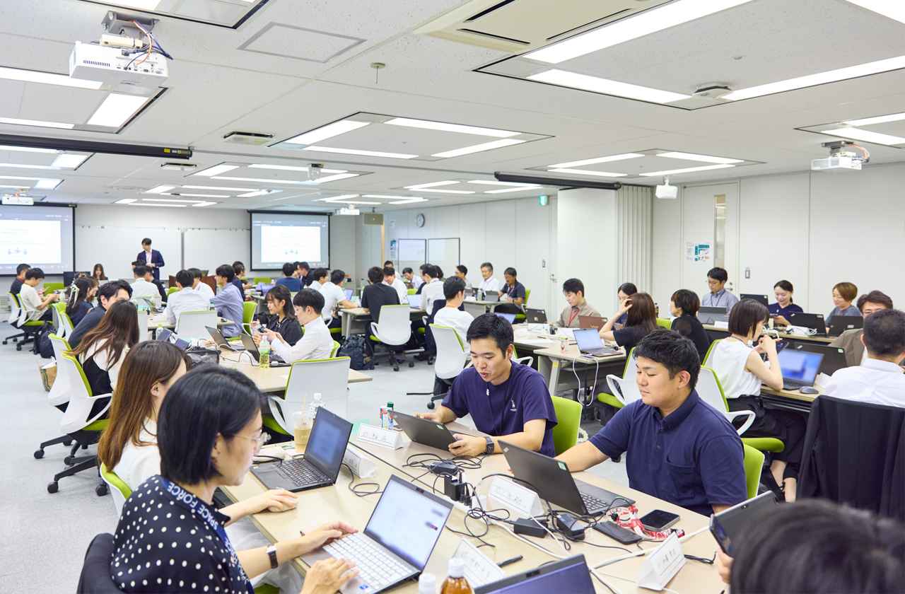 画像: 生成AI推進リーダー育成ワークショップ クラスAの最終日、約60名が会場に足を運んだ。