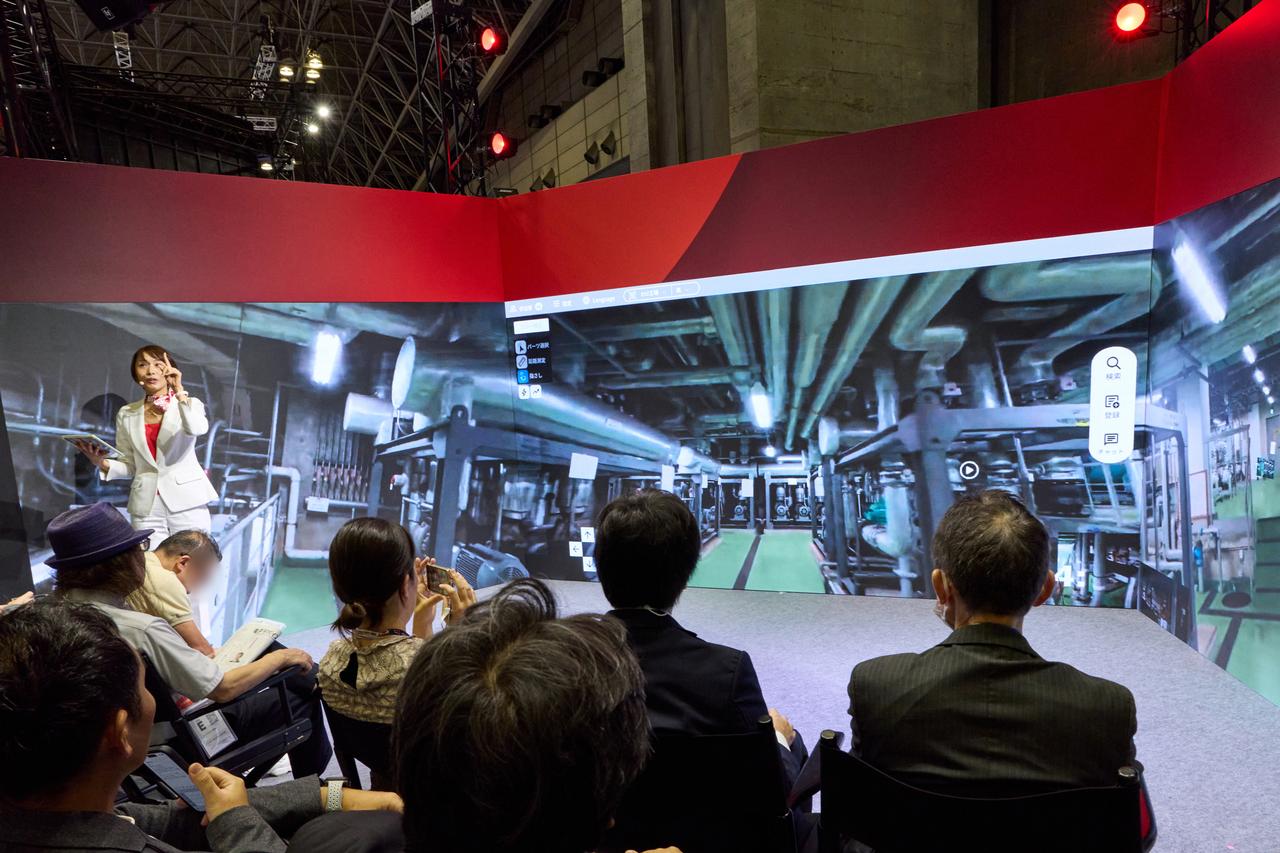 画像: 3面LED大型ディスプレイを使った、大迫力のデモ映像。観覧席はすぐに埋まり、大勢の立ち見が出るほどに。なお、最終日の午後のメインステージでは日立のLumada Innovation Evangelistを務める澤円と3人のスペシャリストによる対談セッションを行いました（この内容については、後日詳細を別記事で紹介します）