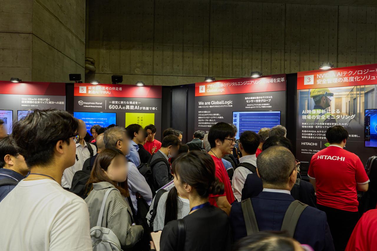 画像: 日立ブース。各展示で足を止める来場者が絶えず、大変な盛況ぶりでした。