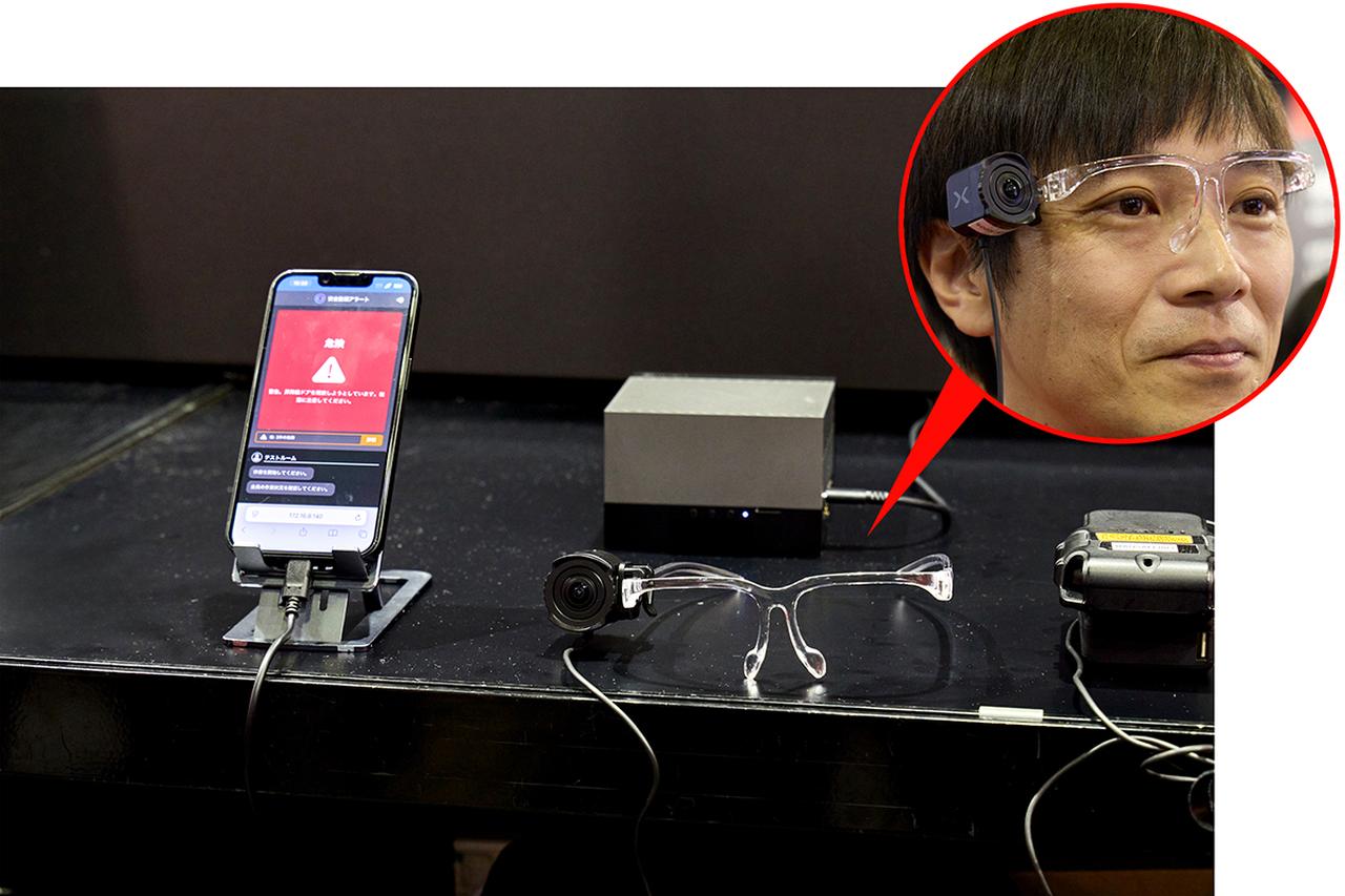 画像: ウェアラブル端末を用いたAI活用については、コマ展示「NVIDIA AIテクノロジーを活用した安全管理の高度化ソリューション」でも紹介。経験豊富な熟練技術者の手順をデジタル化し、それを学習したAIがウェアラブルカメラ（上画像、右）の映像や音声をリアルタイムに解析。学習した内容と異なる（危険な）作業手順をAIが検知すると、アラートで通知（上画像、左）します。現場作業員の人財不足への対応や現場の安全性を向上させる取り組みです。