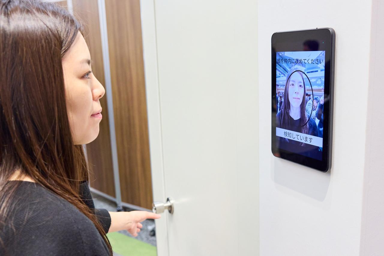 画像: オフィスやスポーツクラブなどで利用者は顔をかざすだけでスムーズに入退室。