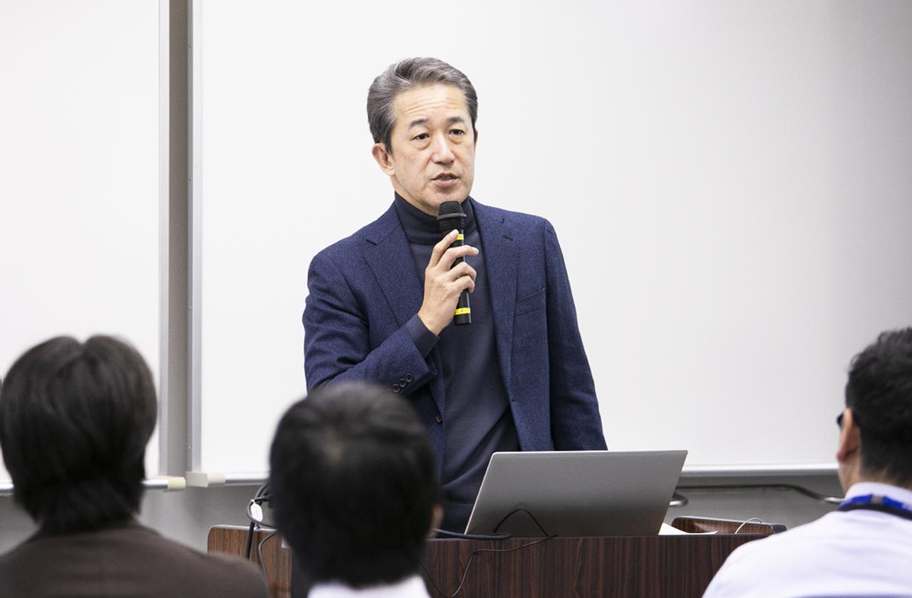 画像: ワークショップの最後に長谷川執行役専務が登壇し、生成AI推進リーダーたちにエールを送った。