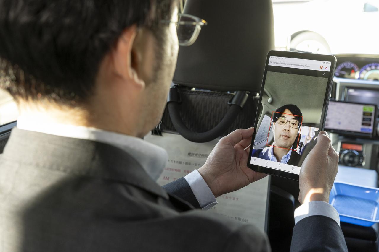 画像: デジタルチケット利用時は、タクシー車内の端末に顔をかざして、暗証番号を入力するだけ。手ぶらで出掛けられる手軽さが支持されている