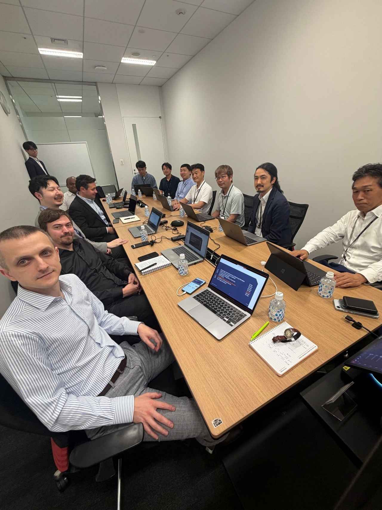 画像: 年数回行われている対面での打合せの様子