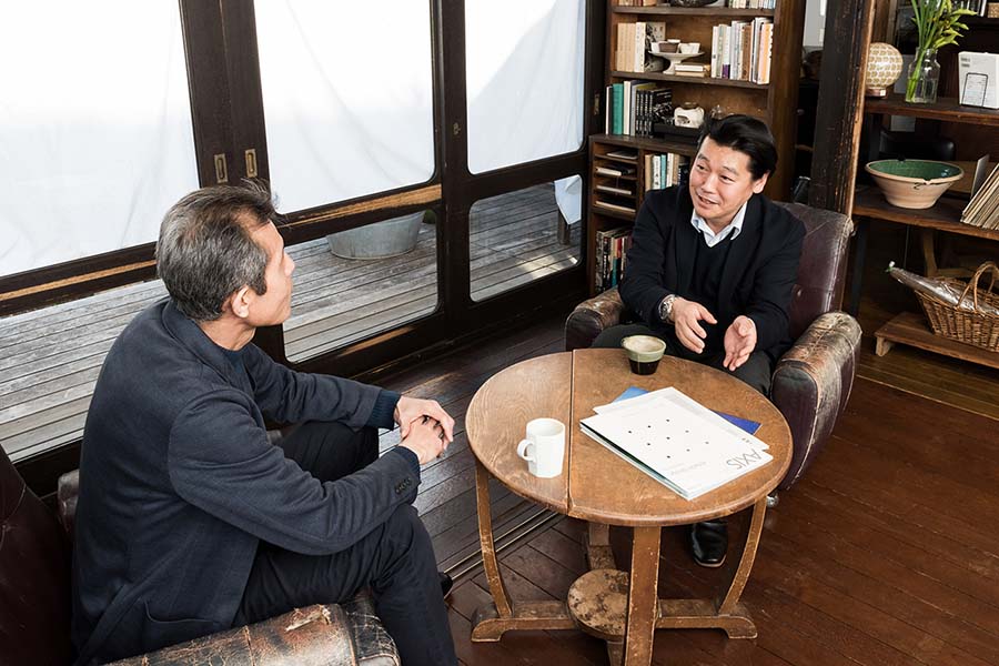 画像: 古民家カフェでの対談はリラックスした雰囲気で行われた
